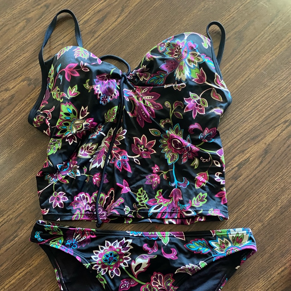 Size medium bottom and side 34D tankini top swimsuit by Victoria’s Secret